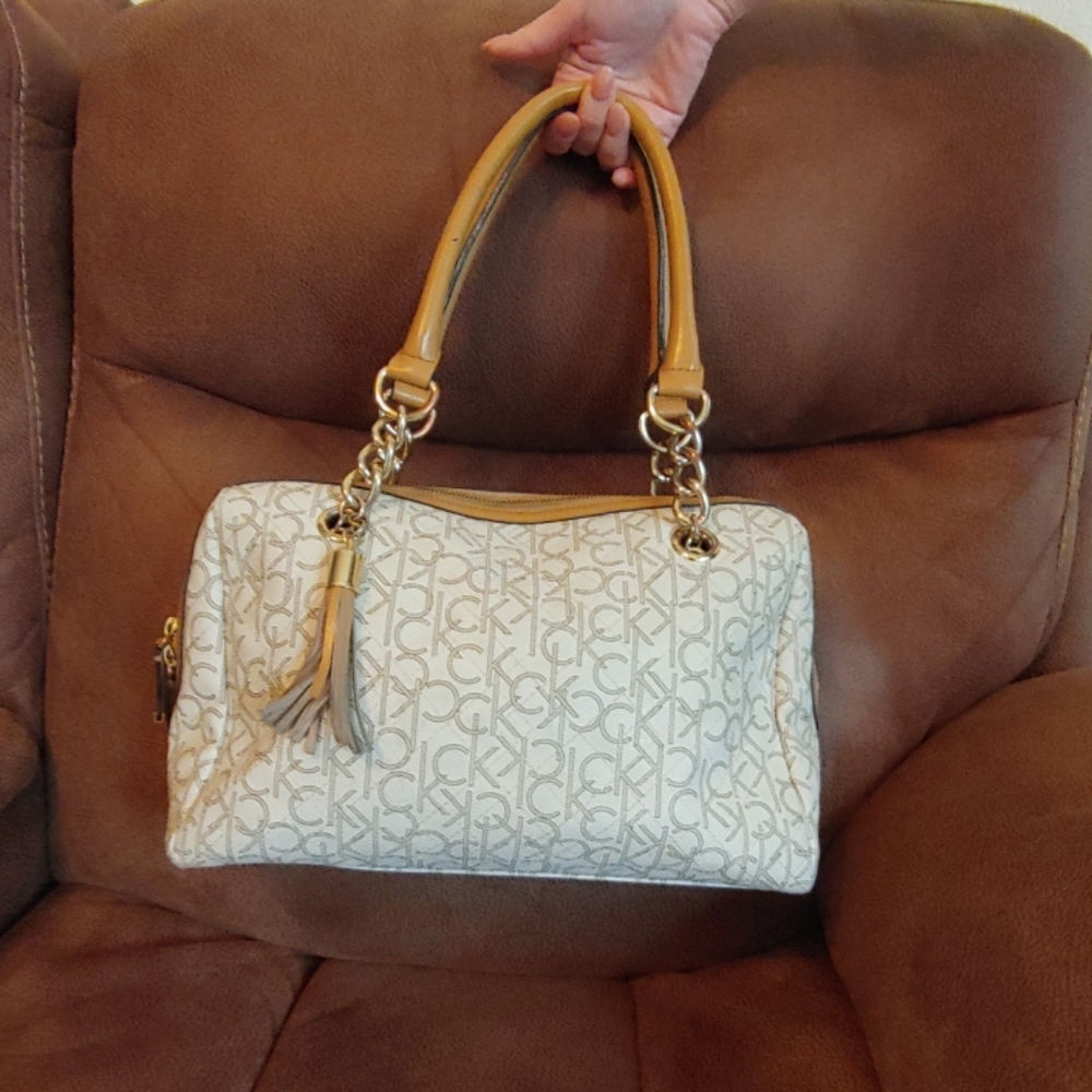GORGEOUS! ❤ Calvin Klein Cream Hand Bag